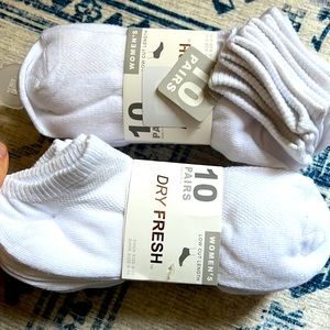 20 pairs of white socks (2 packs)